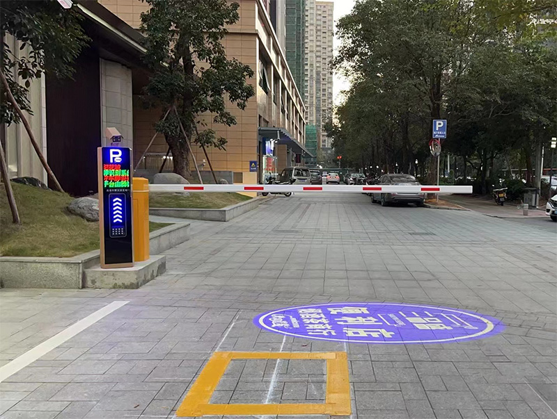 清遠市匯盈世紀花園2進2出智能停車系統(tǒng)